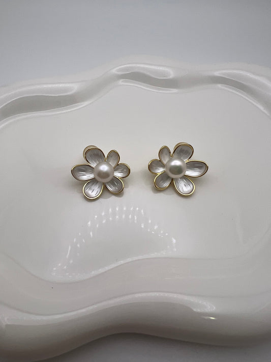 Flora Chanel Pearl Studs